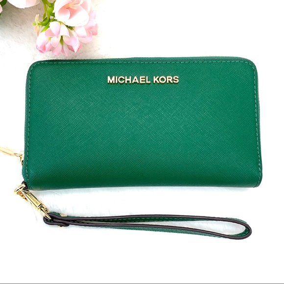 Michael Kors Handbags - Michael Kors Jet Set Travel Wristlet